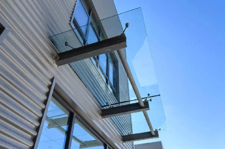 海西为什么要给钢结构雨棚打孔！